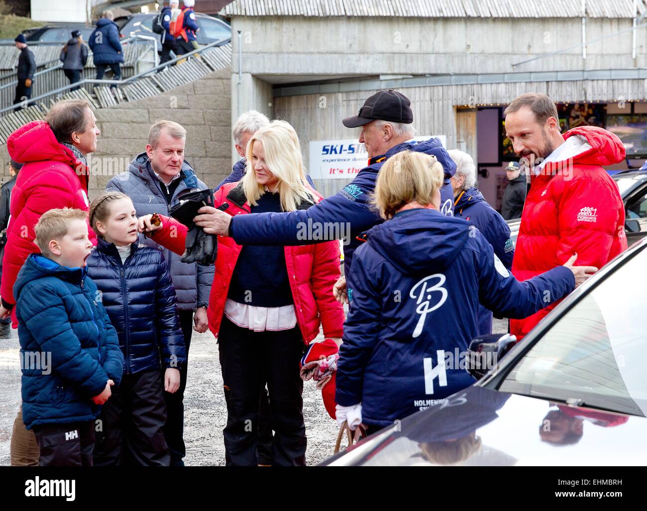 HM re Harald, HM Queen Sonja, S.A.R. il Principe ereditario Haakon, S.A.R. la Principessa Mette-Marit, Principessa Ingrid Alexandra, il Principe Sverre Magnus e la principessa Astrid frequentare l'Holmenkollen FIS World Cup Nordic a Oslo, Norvegia, 15-03-2015. Foto: RPE/Albert Nieboer/Paesi Bassi - nessun filo SERVICE - Foto Stock