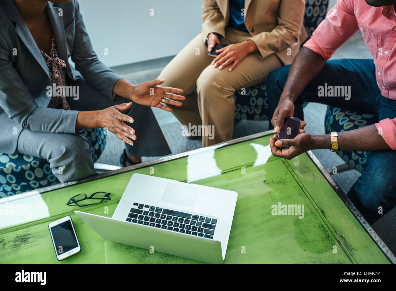 Angolo di alta vista della gente di affari con computer portatile in ufficio Foto Stock