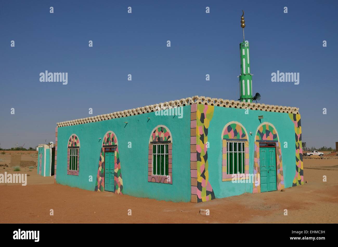 Sufi Mokakshfia Gadria moschea, tipico colorato modello Nubiano, Al Dabbah, Stato settentrionale, la Nubia, Sudan Foto Stock