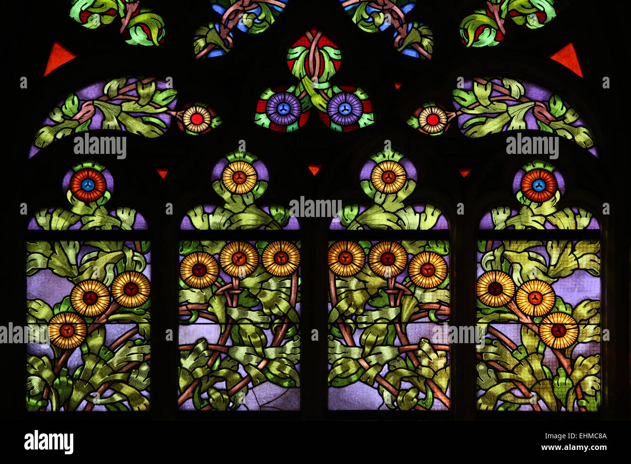 Art Nouveau motivo floreale. Vetrata di Santa Barbara la Chiesa in Kutna Hora, Repubblica Ceca. Foto Stock