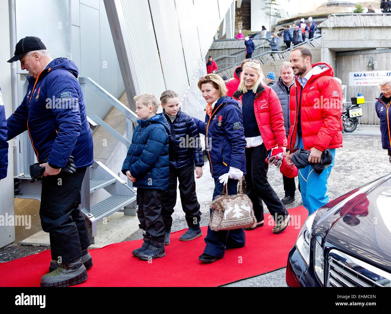 Oslo, Norvegia. Xv Mar, 2015. HM re Harald, HM Queen Sonja, S.A.R. il Principe ereditario Haakon, S.A.R. la Principessa Mette-Marit, Principessa Ingrid Alexandra, il Principe Sverre Magnus e la principessa Astrid frequentare l'Holmenkollen FIS World Cup Nordic a Oslo, Norvegia, 15-03-2015. Credito: dpa picture alliance/Alamy Live News Foto Stock