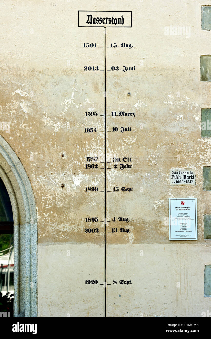 Acqua alta grafico con i livelli delle acque del Danubio oltre sei secoli, il Municipio, il centro storico di Passau, Bassa Baviera, Baviera Foto Stock