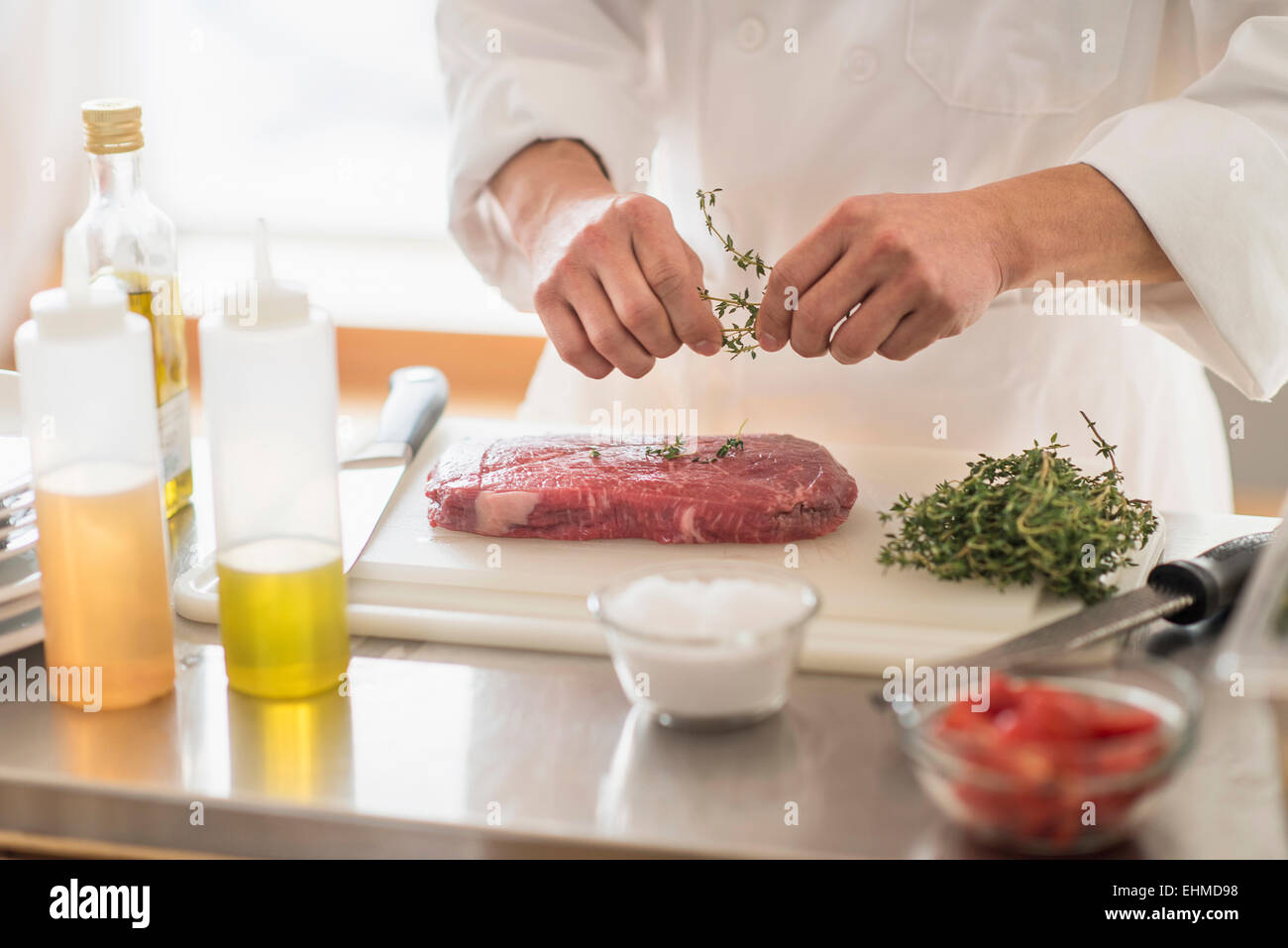 Lo chef coreano la stagionatura delle carni in cucina Foto Stock