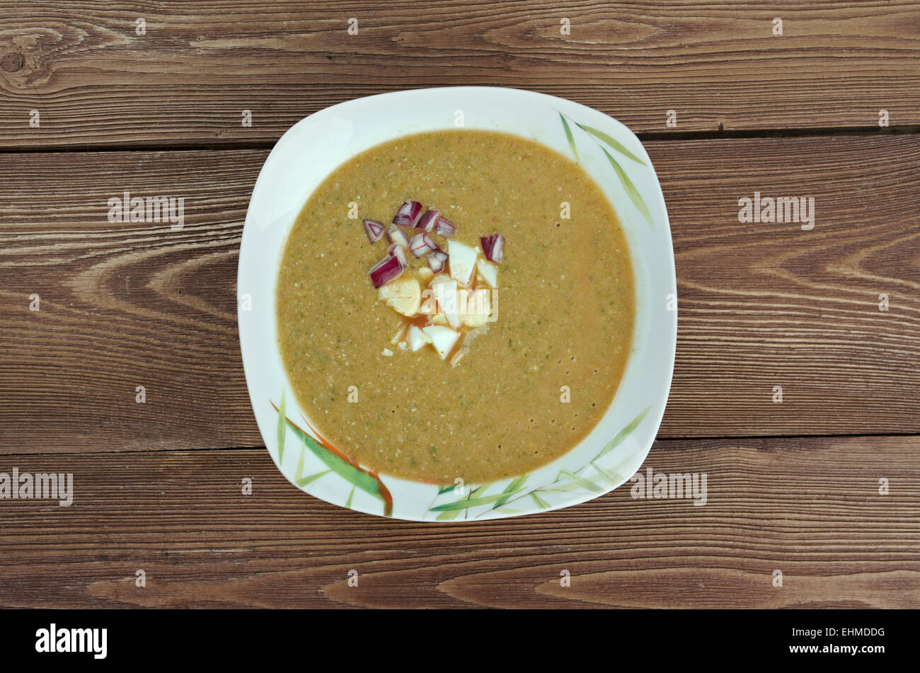 Salmorejo costituito da purea di pomodoro e pane, originari da Cordoba in Andalusia, Spagna del sud Foto Stock