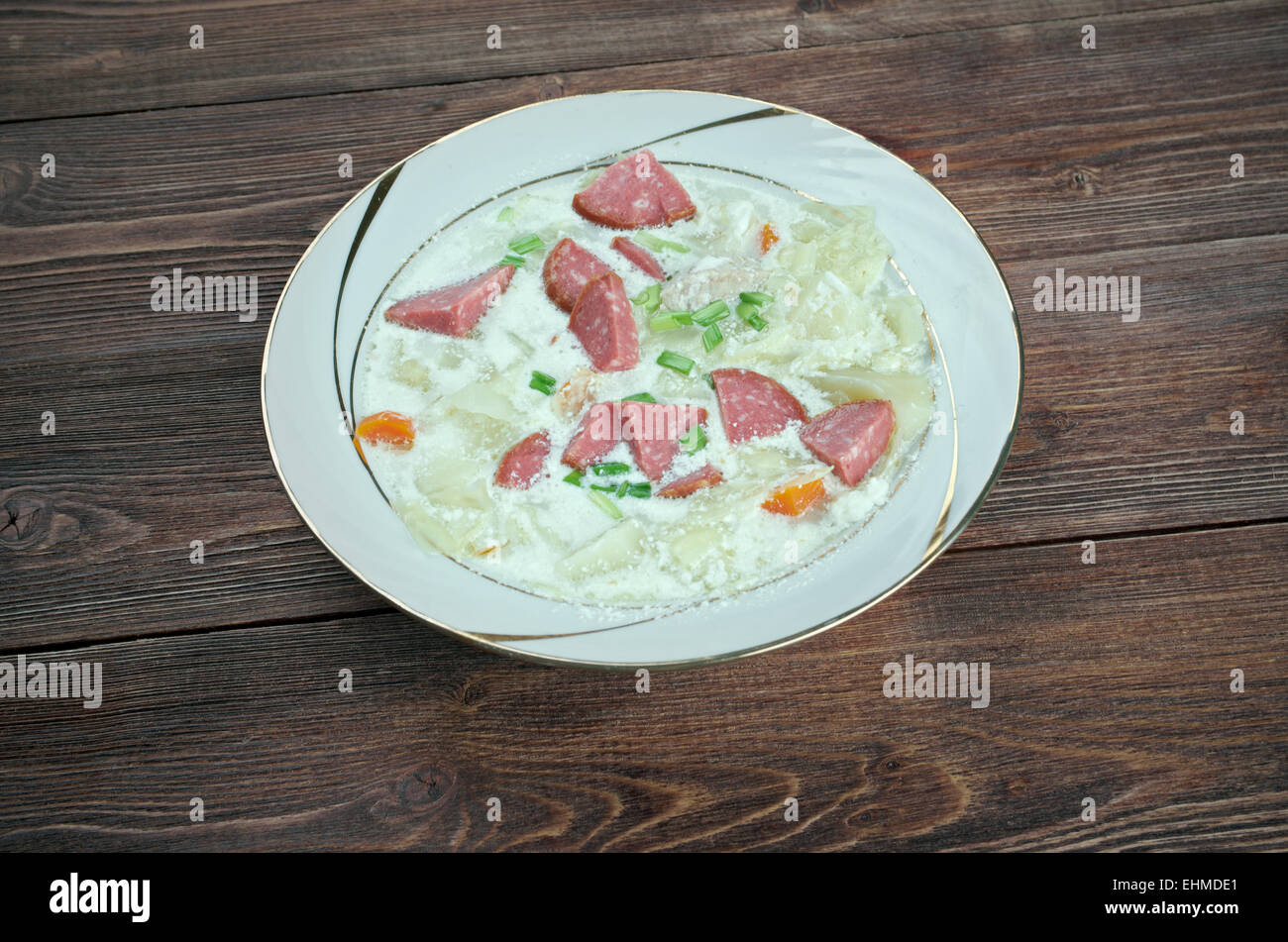 Cavolo cremosa zuppa Kielbasa - Zuppa di polacco con salsiccia e verdure Foto Stock