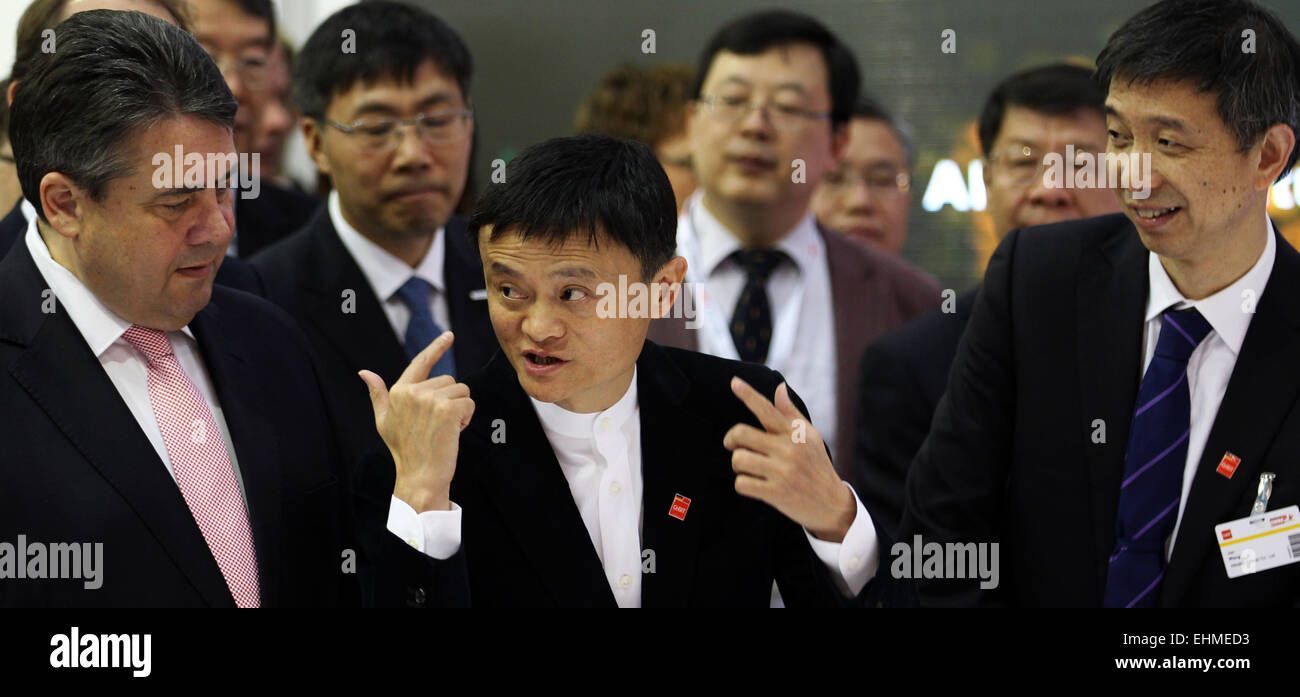 Il Ministro tedesco degli Affari economici e Vice Chancelor di Germania Sigmar GABRIEL (SPD, L-R), Ma Jack, fondatore e CEO di cinesi e-commerce gruppo Alibaba e Jian Wang (R) CTO di Alibaba parlare per il giorno di apertura del CeBIT 2015 international computer Expo di Hannover, Germania, 16 marzo 2015. Il CeBIT sarà eseguito fino al 20 marzo 2015, la Cina è in questo anno ufficiale del paese partner. Foto: Friso Gentsch/dpa Foto Stock