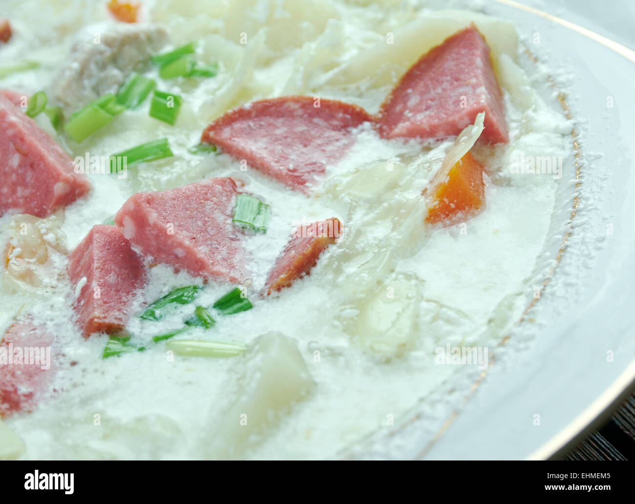 Cavolo cremosa zuppa Kielbasa - Zuppa di polacco con salsiccia e verdure Foto Stock