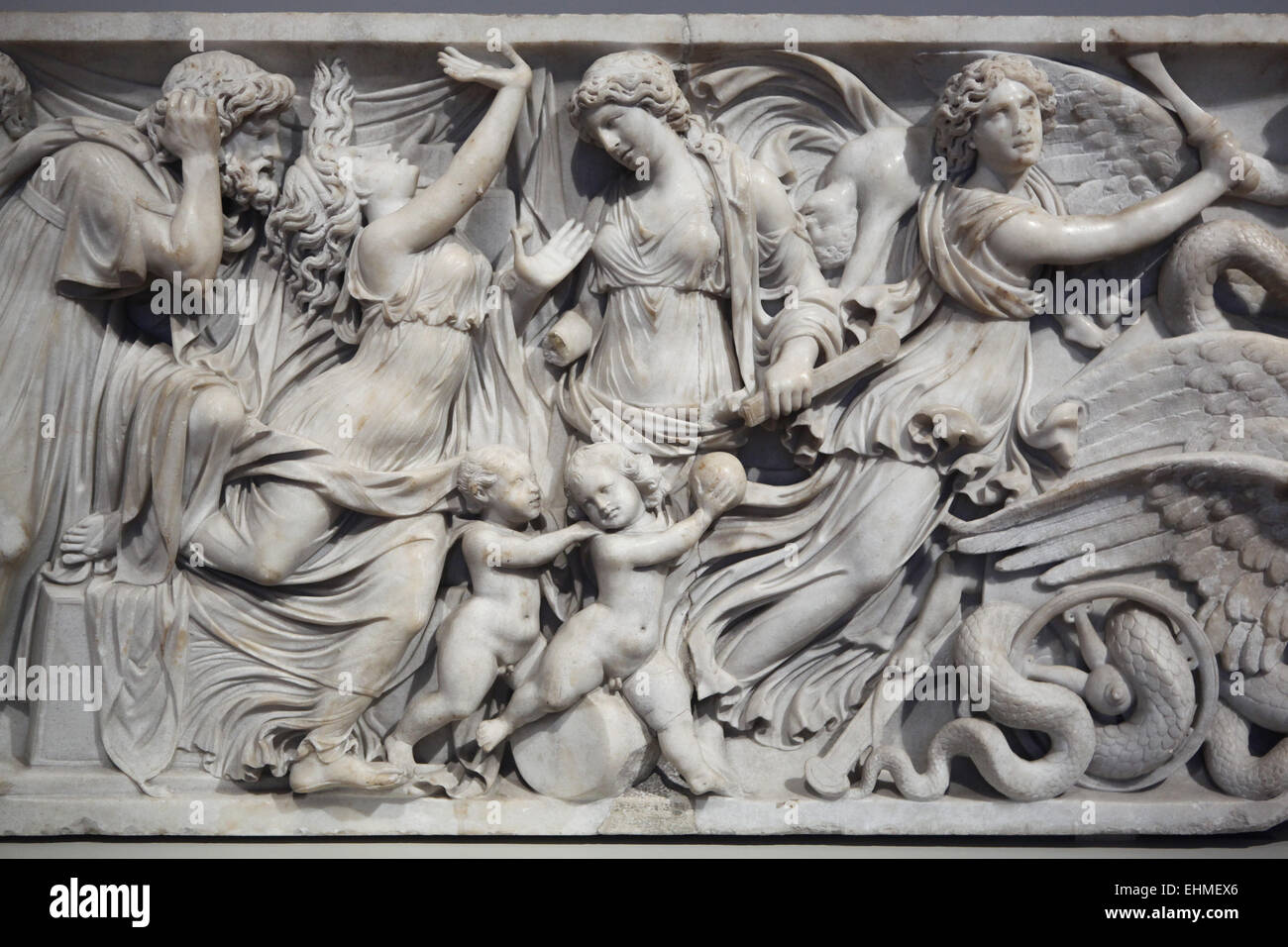 Creusa (Glauce) bruciato nell'indumento offerti da Medea illustrata nel  dettaglio di rilievo sul sarcofago di Medea. Romano sarcofago in marmo  datata da 140-150 annuncio sul display dell'Altes Museum di Berlino in  Germania.