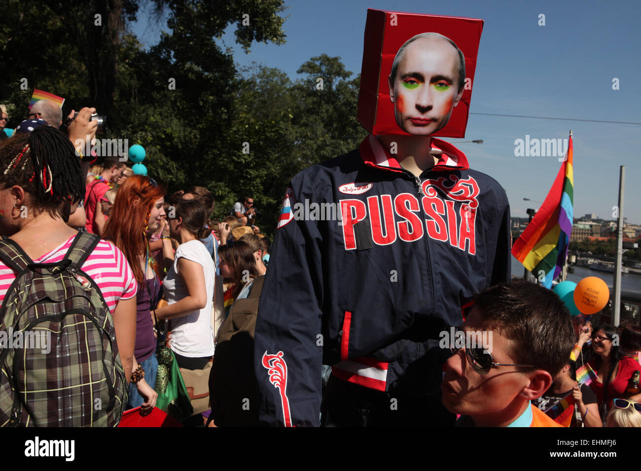 Il ragazzo porta un manichino del presidente russo Vladimir Putin durante il Praga Gay Pride Festival a Praga, Repubblica Ceca. Foto Stock