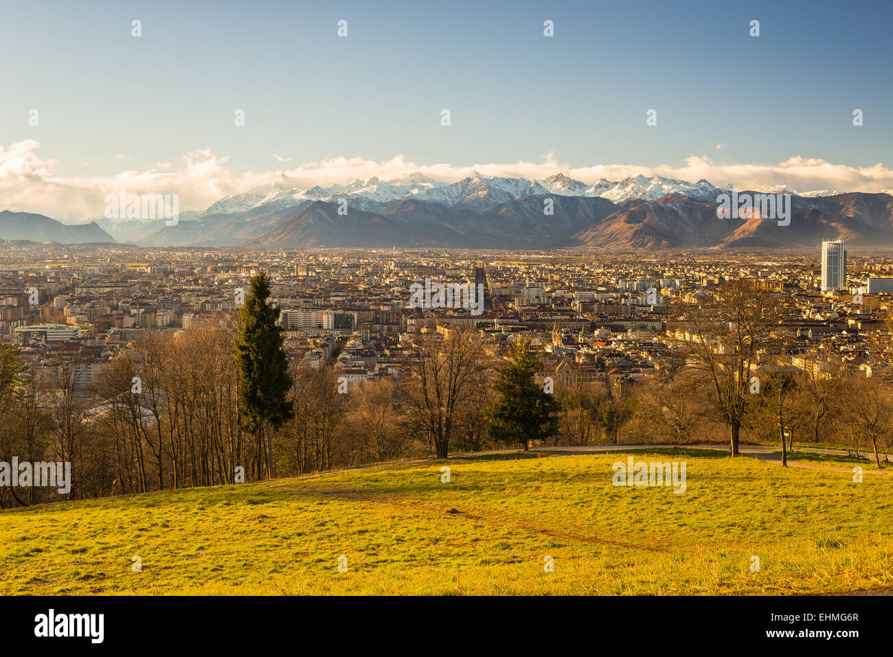 Un punto di vista personale di Torino (Torino), Italia. Pnaoramic vista da sopra con lussureggiante verde prato in primo piano e scenic s Foto Stock