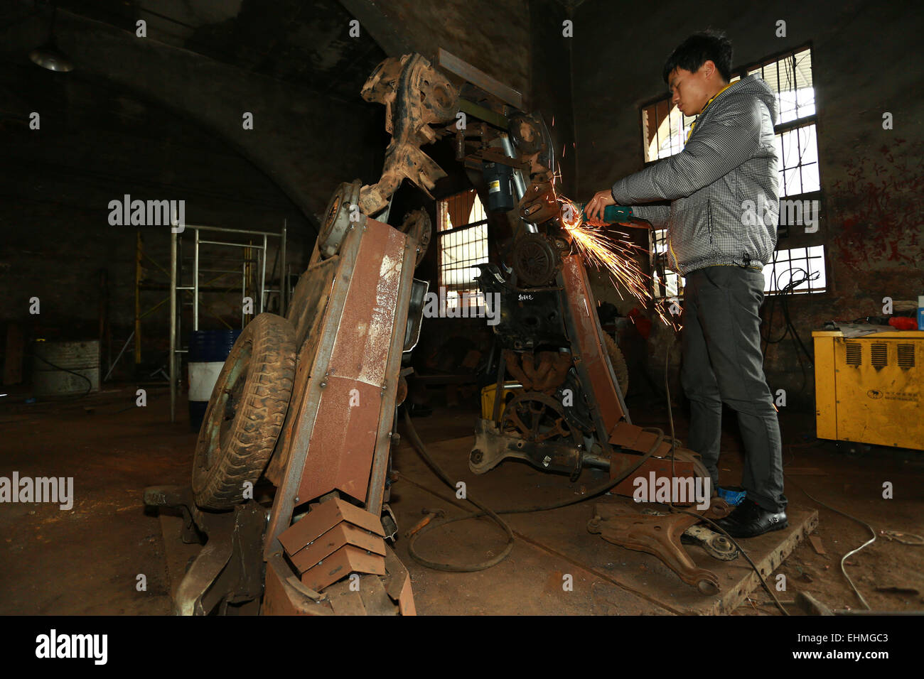 Hengyang, provincia cinese di Hunan. Xiv Mar, 2015. Yu Lingyun funziona su un trasformatore gigante modello presso la propria officina in Hengyang County, centrale provincia cinese di Hunan, Marzo 14, 2015. Yu Zhilin e figlio Yu Lingyun, contadini del villaggio di Caotian in Hengyang, ha iniziato a rendere il gigante modelli trasformatori dal 2007. Ci sono voluti tre anni per completare il primo diversi modelli. Yu ha guadagnato più di 1 milioni di yuan (160.000 dollari US) quest anno dalla vendita e noleggio di questi modelli. © Peng Bin/Xinhua/Alamy Live News Foto Stock