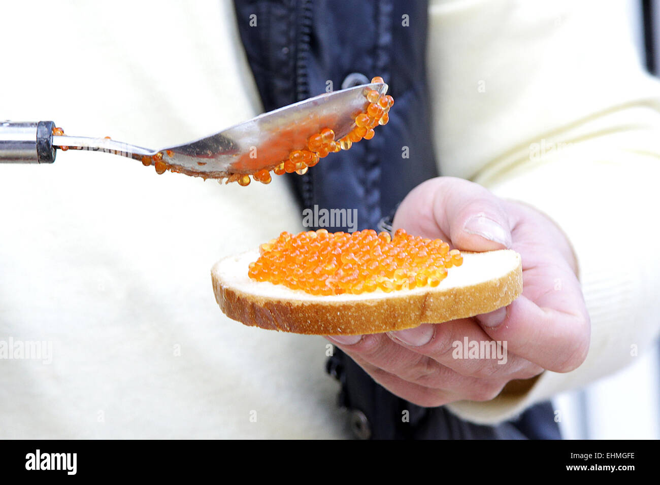 A trote e salmoni caviale rosso su pane Foto Stock