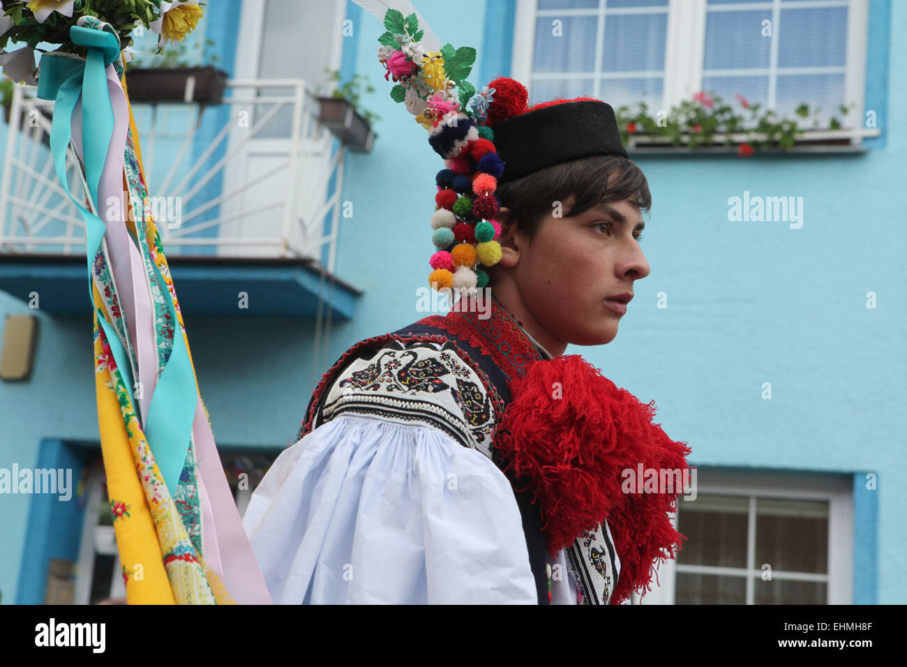 Cavalcata dei Re folklore festival in Vlcnov, Moravia del Sud, Repubblica Ceca. Giovane uomo vestito di Moravian tradizionali costumi folk esegue la recluta durante la Cavalcata dei Re folklore festival in Vlcnov, Moravia del Sud, Repubblica Ceca. Foto Stock