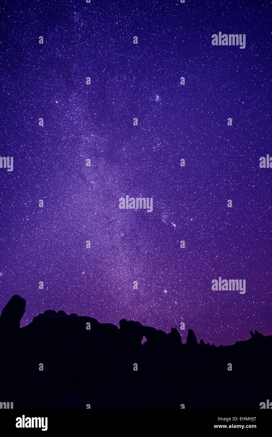Silhouette di formazioni rocciose sotto il cielo stellato Foto Stock