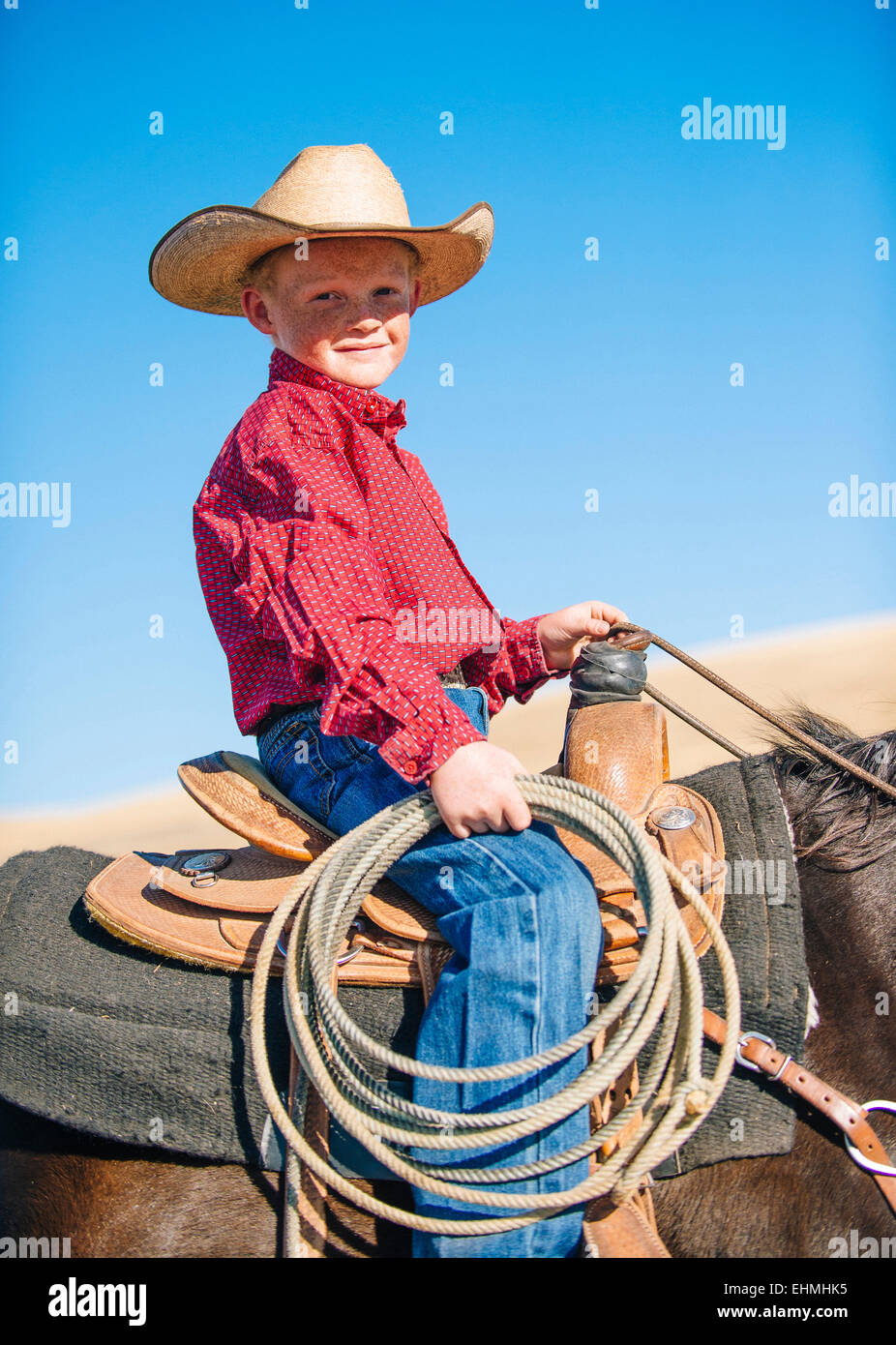 Ragazzo caucasico di equitazione Foto Stock