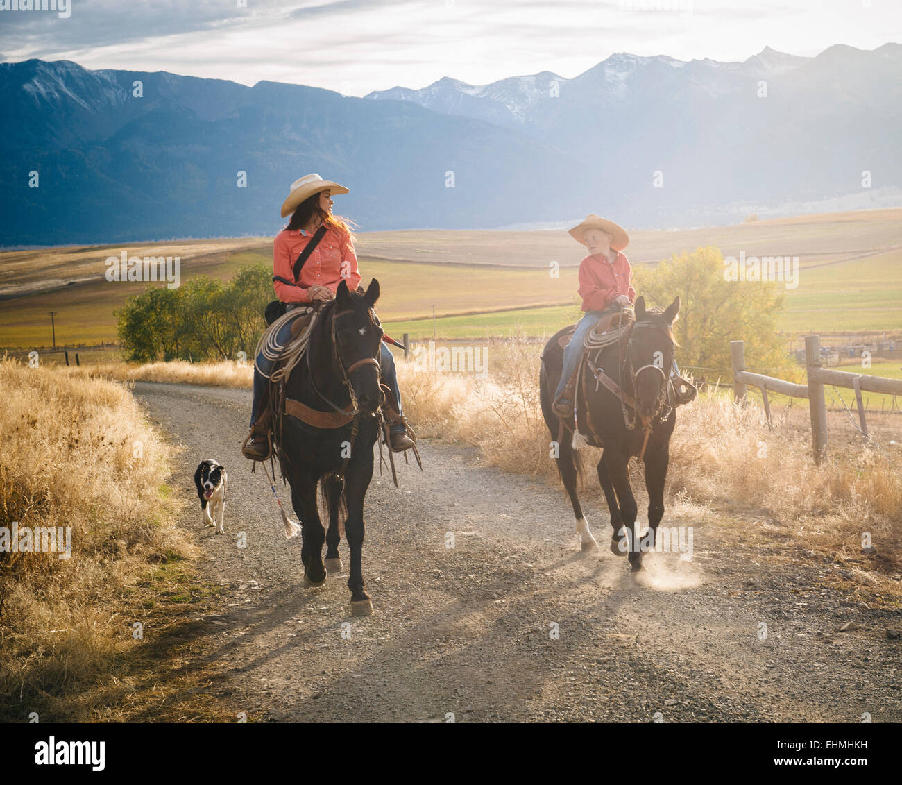 Caucasian madre e figlio a cavallo sul ranch Foto Stock