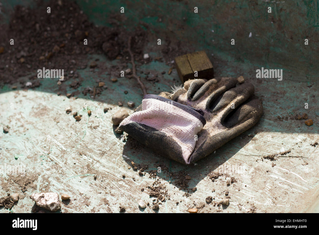 Unico sporco ben Utilizzate guanti da giardinaggio Foto Stock