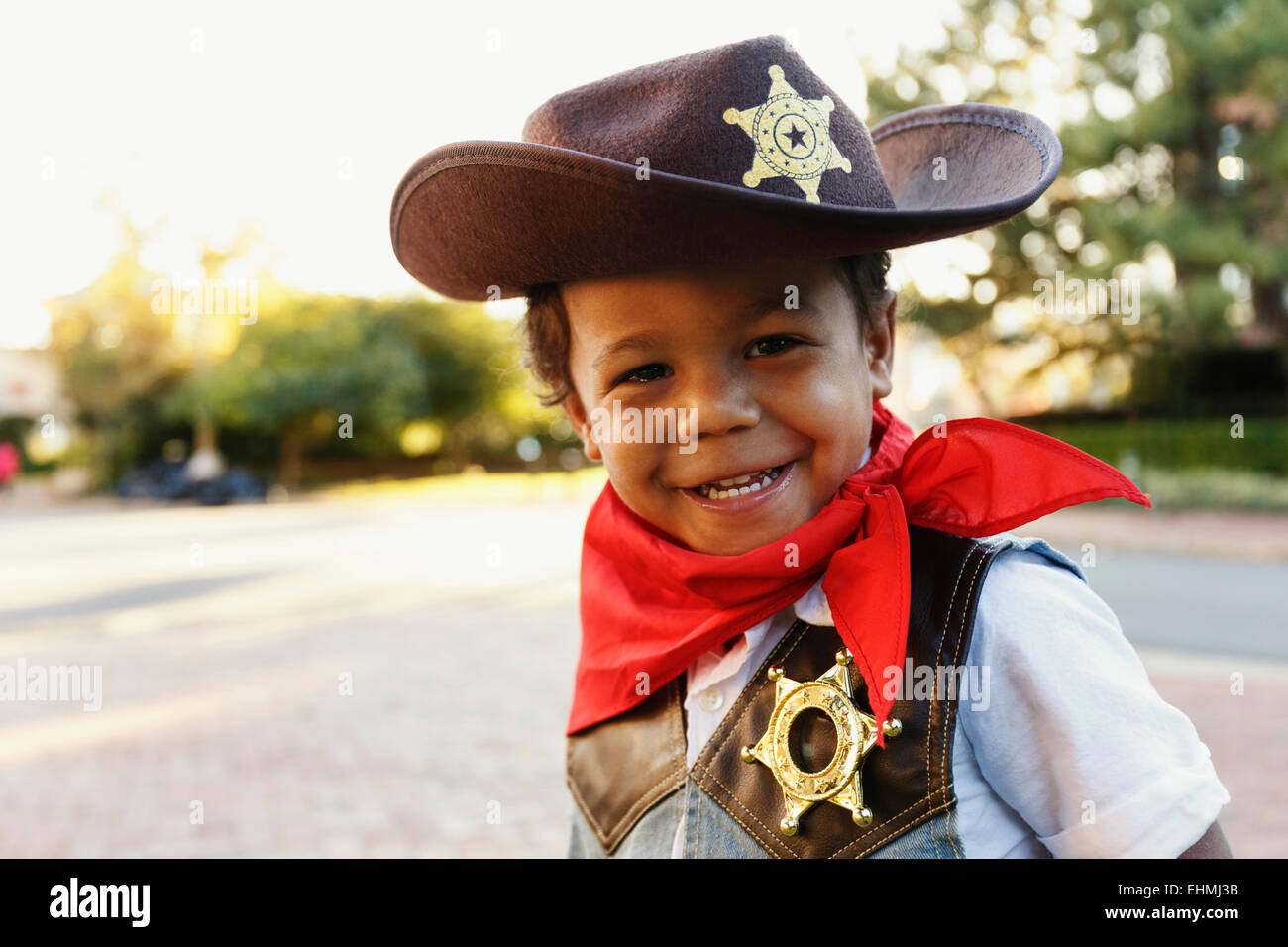 Razza mista ragazzo in costume da cowboy sorridente all'aperto Foto stock -  Alamy