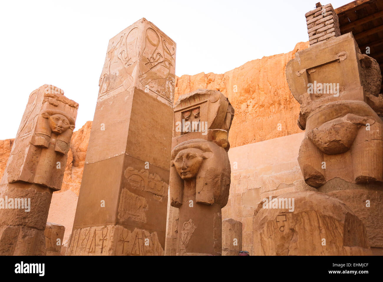 Egitto, Luxor, la banca occidentale, Deir el-Bahri, Hatchepsut tempio, capitoli con Hathor la testa Foto Stock