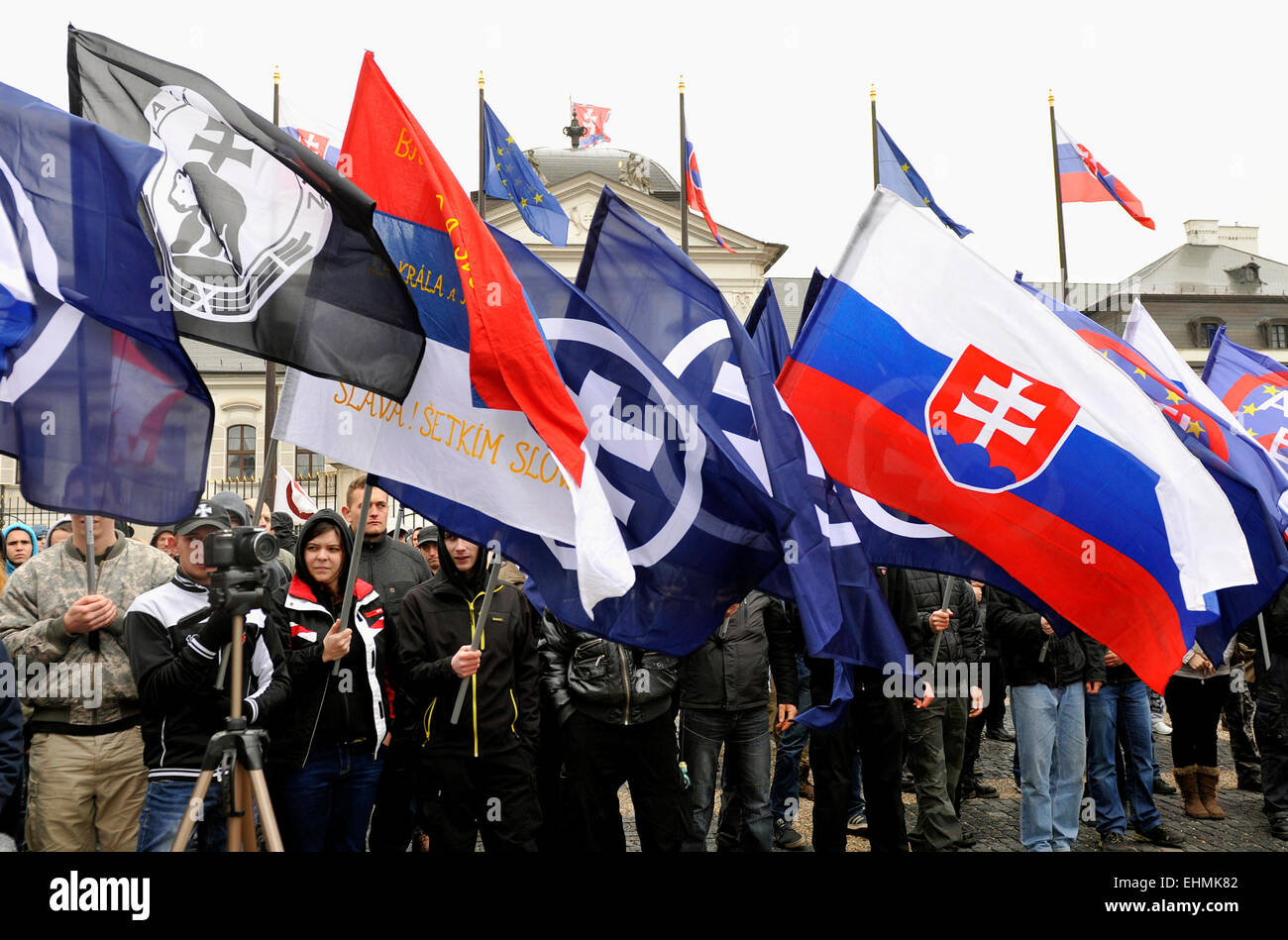 La raccolta degli estremisti comunità slovacca (Slovenska pospolitost) segna il 76° anniversario dell istituzione del tempo di guerra stato slovacco, che era stata subordinata alla Germania nazista, non ha attirato molta attenzione nel centro della capitale Bratislava, Slovacchia, il 14 marzo 2015. Estrema destra sostenitori hanno marciato attraverso la città di porre ghirlande a Tiso la sua tomba. (CTK foto/Jan KOLLER) Foto Stock