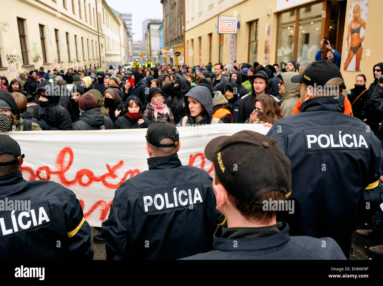 Di sinistra dei radicali ha organizzato una riunione di protesta contro il neo-nazisti e alcuni di loro hanno cercato di violare la marcatura degli eventi la fondazione dello stato slovacco, Bratislava, Slovacchia, il 14 marzo 2015. La polizia ha arrestato uno degli attivisti di sinistra. Allo stesso tempo, la raccolta degli estremisti comunità slovacca (Slovenska pospolitost) segna il 76° anniversario dell istituzione del tempo di guerra stato slovacco, che era stata subordinata alla Germania nazista, non ha attirato molta attenzione nel centro della capitale. Estrema destra sostenitori hanno marciato attraverso la città di porre ghirlande a Tiso's Foto Stock