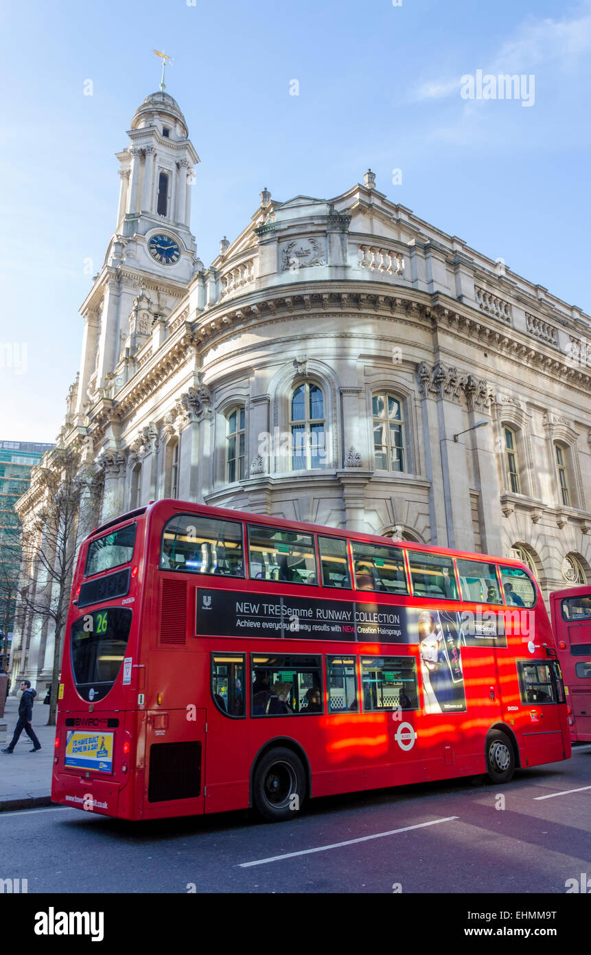 London bus onThreadneedle Street al di fuori del Royal Exchange di Londra, Regno Unito Foto Stock