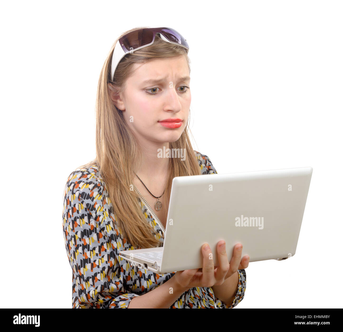 Ragazza con un portatile su sfondo bianco Foto Stock