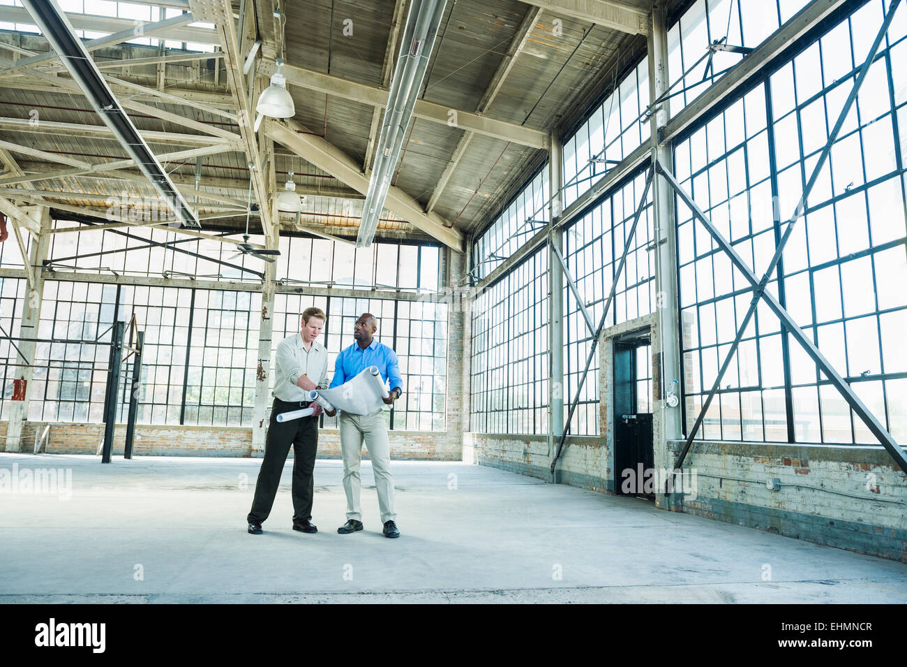 Imprenditori schemi di lettura in magazzino vuoto Foto Stock