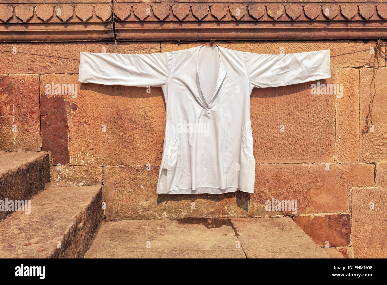 Strade di santo Varanasi, abbigliamento tradizionale essiccati al sole, India Foto Stock