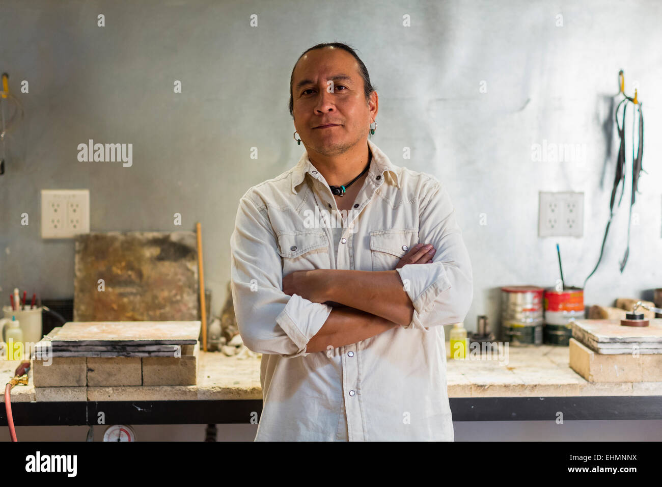 Native American gioielliere in piedi in studio Foto Stock