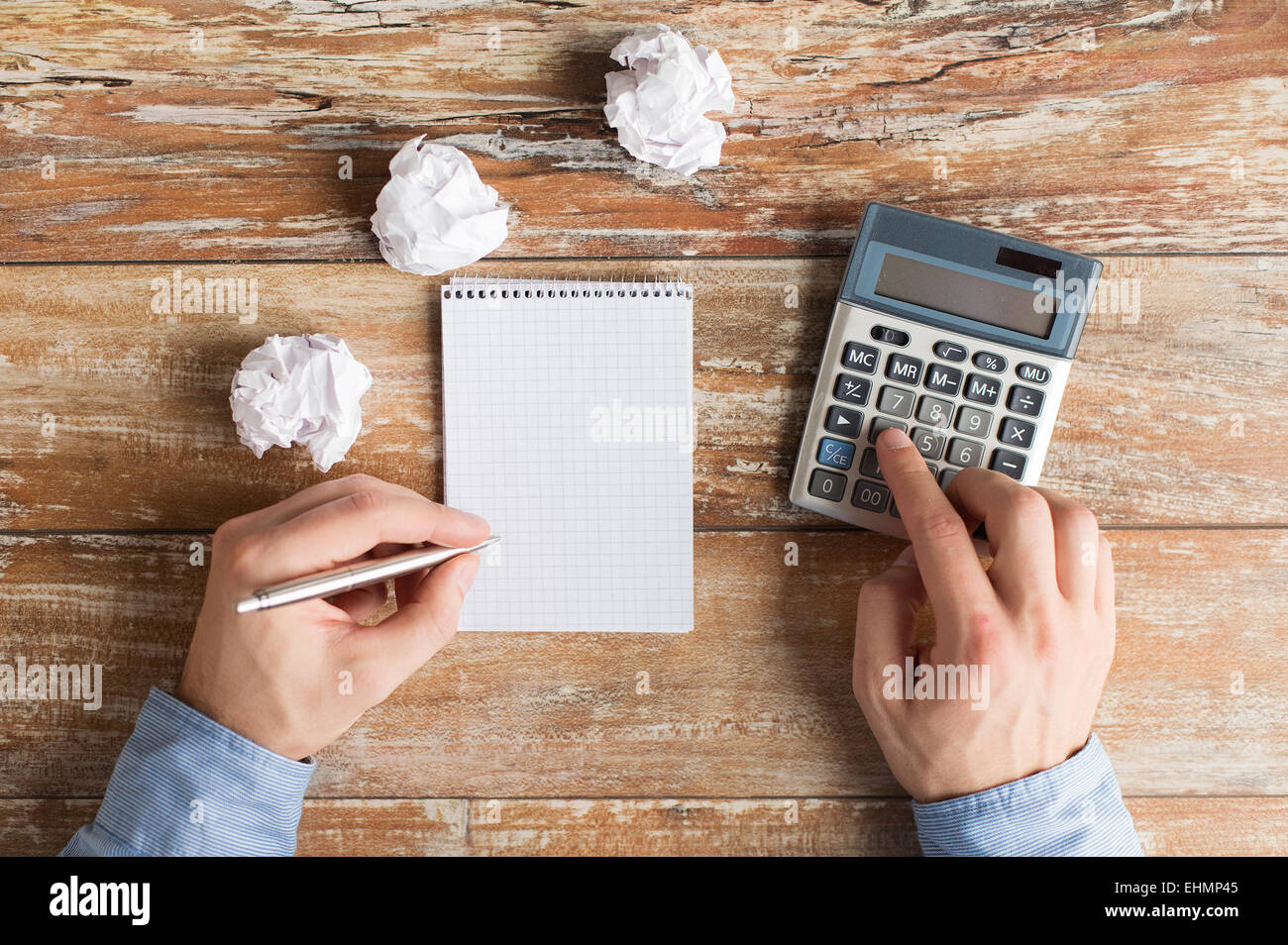 Stretta di mano con la calcolatrice e notebook Foto Stock