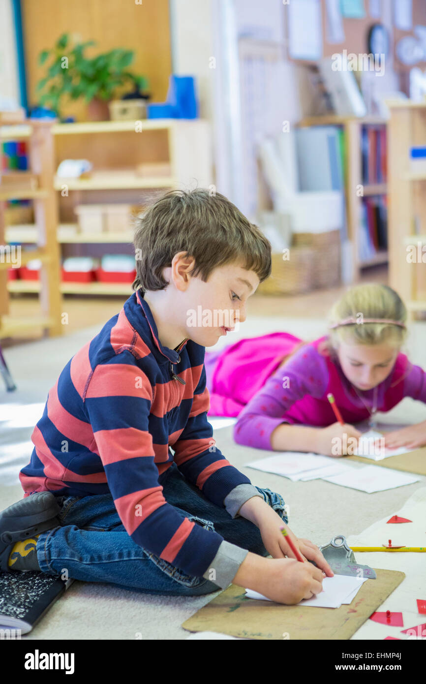 Bambini caucasici iscritto in aula Foto Stock