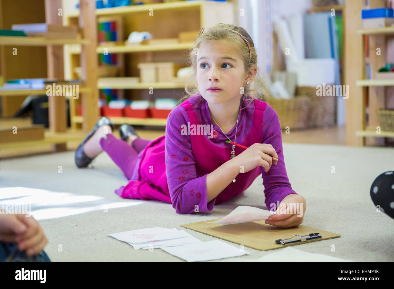 Ragazza caucasica pensando in aula Foto Stock