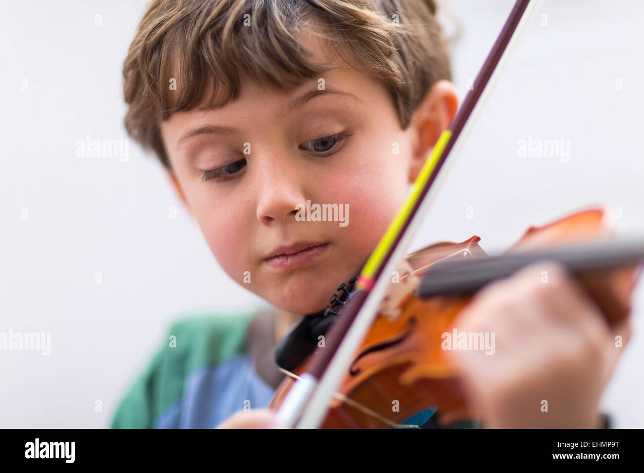 Bambino che suona il violino immagini e fotografie stock ad alta