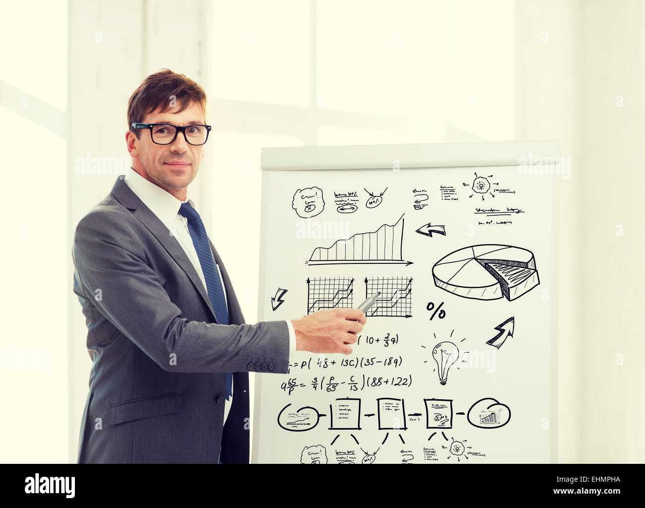 Imprenditore puntando al piano sul flip board Foto Stock