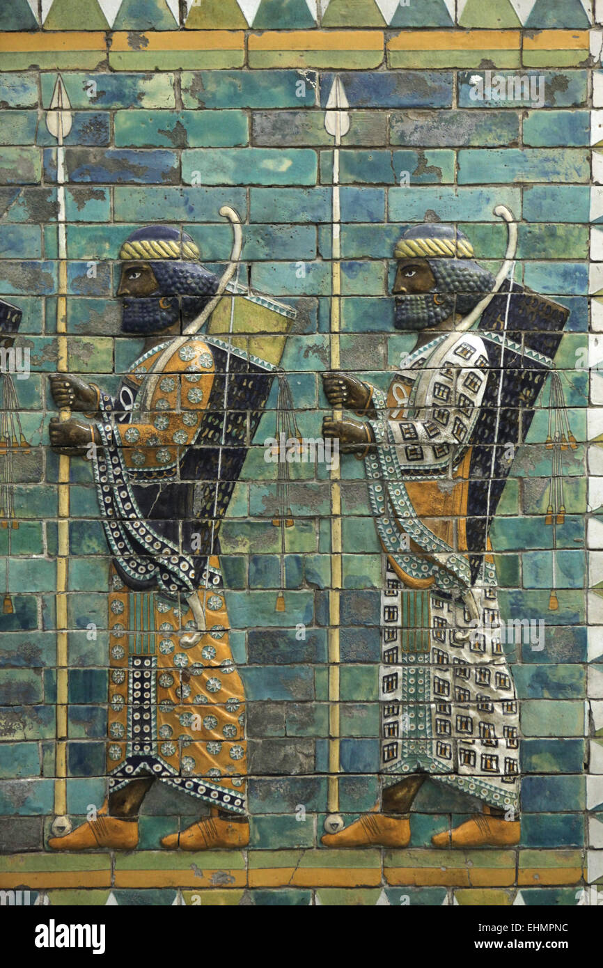 Royal guardie del corpo. Persiano fregio smaltato dal palazzo di Dario I a Susa, 521-486 A.C. Pergamon Museum di Berlino, Germania. Foto Stock