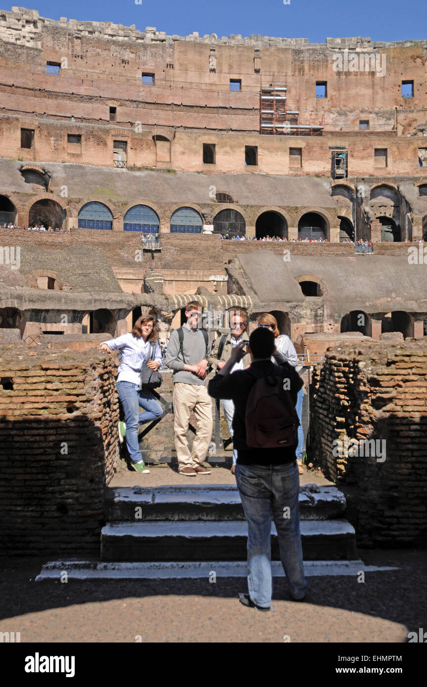 Turisti nel Colosseo a Roma Foto Stock