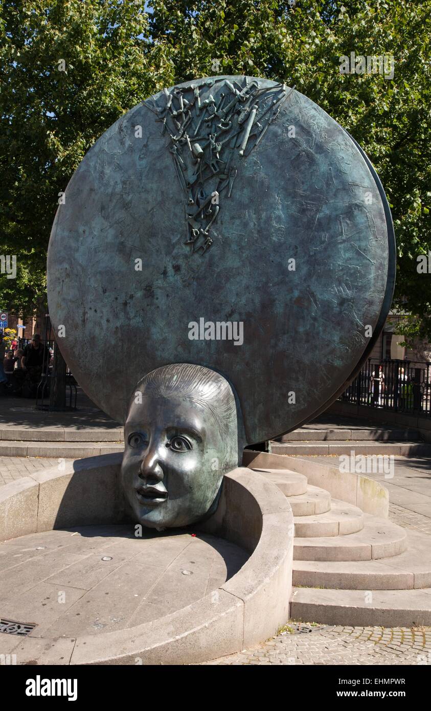 La "fonte di ingegno" statua Piazza del Mercato Walsall, dello scultore Tom Lomax Foto Stock