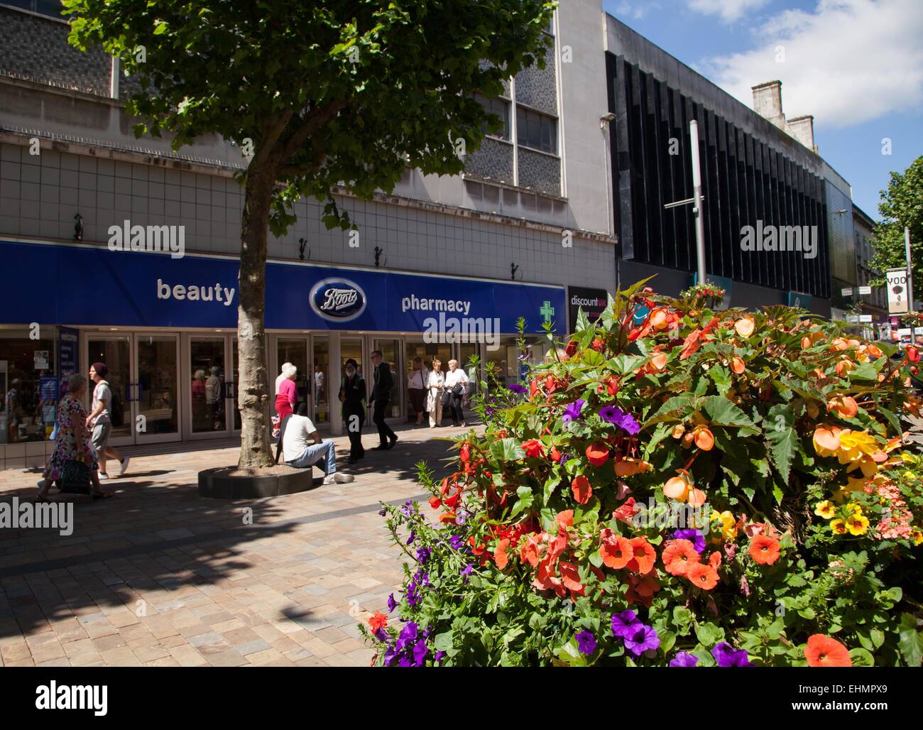 Shopping nel Centro di Wolverhampton, Marks Spencer, avanti, stivali, Isola di Fiume Foto Stock