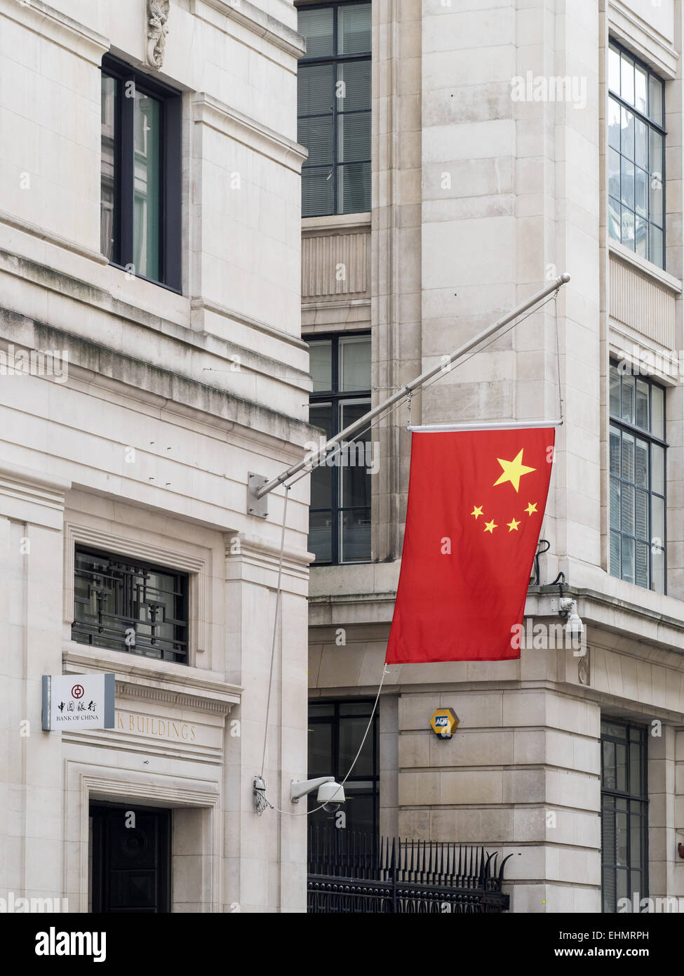 La bandiera cinese è appesa agli uffici della Bank of China nella City di Londra. Cina a Londra. Foto Stock