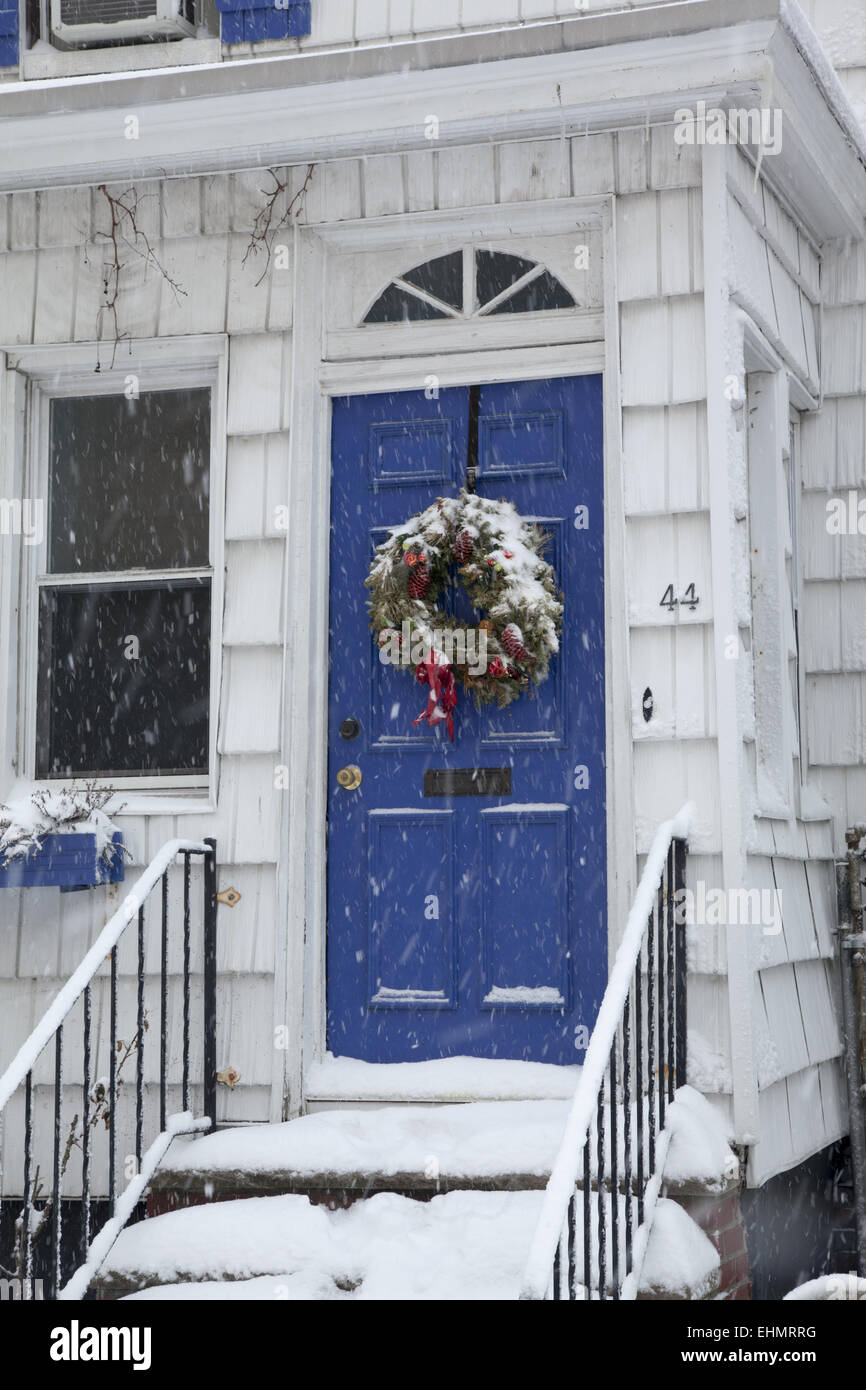 Corona sulla porta blu durante una tempesta di neve in Windsor Terrace quartiere di Brooklyn, New York. Foto Stock