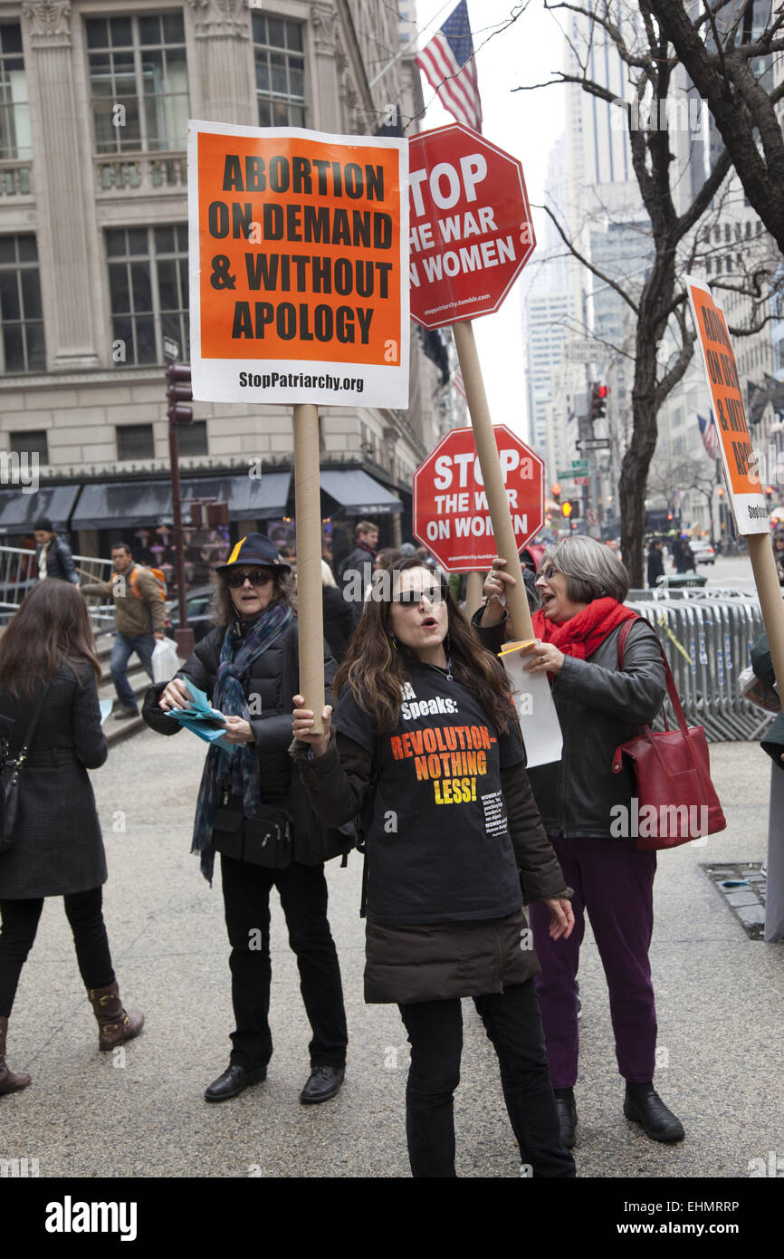 Gli uomini e le donne hanno marciato attraverso il centro di Manhattan con svariati messaggi con un tema unificante; che i diritti delle donne la parità di diritti umani Foto Stock