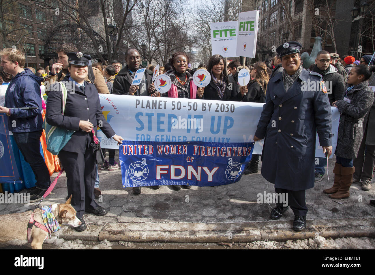 Gli uomini e le donne hanno marciato attraverso il centro di Manhattan con svariati messaggi con un tema unificante; che i diritti delle donne la parità di diritti umani Foto Stock