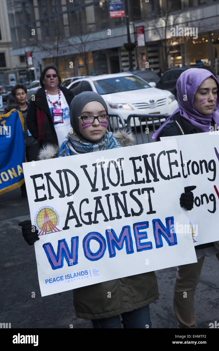 Gli uomini e le donne hanno marciato attraverso il centro di Manhattan con svariati messaggi con un tema unificante; che i diritti delle donne la parità di diritti umani Foto Stock