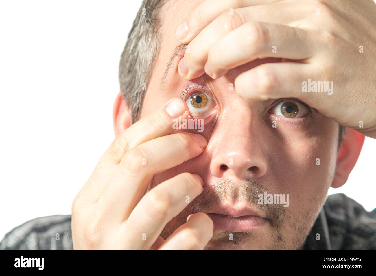 Foto di un uomo a mettere su una lente a contatto Foto Stock