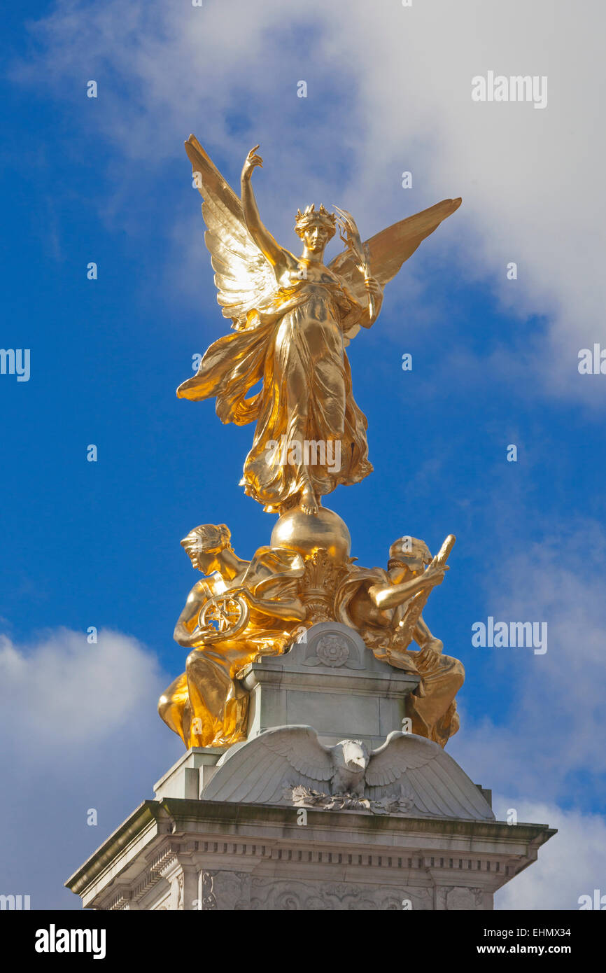 Londra, il centro commerciale La figura della vittoria alata che sormontano il Queen Victoria Memorial Foto Stock