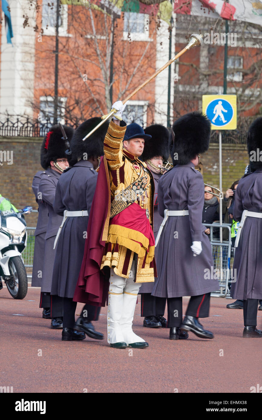 Londra, The Mall una brigata di guardie bandmaster dare indicazioni durante lo stato messicano visita nel marzo 2015 Foto Stock