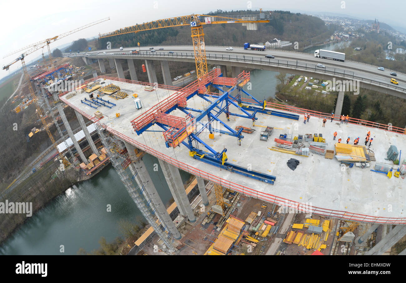 Il Limburgo, Germania. 16 Mar, 2015. Durante i lavori di costruzione del nuovo ponte Lahntal, i flussi di traffico sul vecchio ponte autostradale, che corre parallelo a quello nuovo, nel Limburgo, Germania, 16 marzo 2015. Il ponte è parte dell'autostrada 3, che collega la zona di Colonia alla zona del Reno-Meno. La prima corsia del 450-metro-lungo ponte dovrebbe essere aperto alla fine del 2015. Foto: ARNE DEDERT/dpa/Alamy Live News Foto Stock