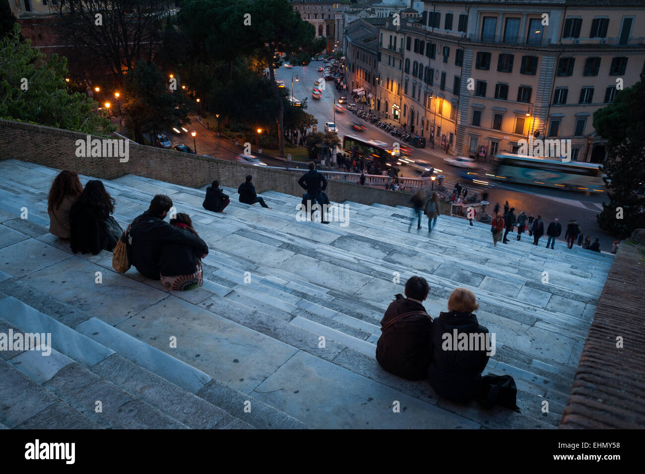 Le coppie sedersi sulla scalinata della scalinata della Basilica di Santa Maria dell'Aracoeli, Piazza del Campidoglio, Lazio, Italia. Foto Stock