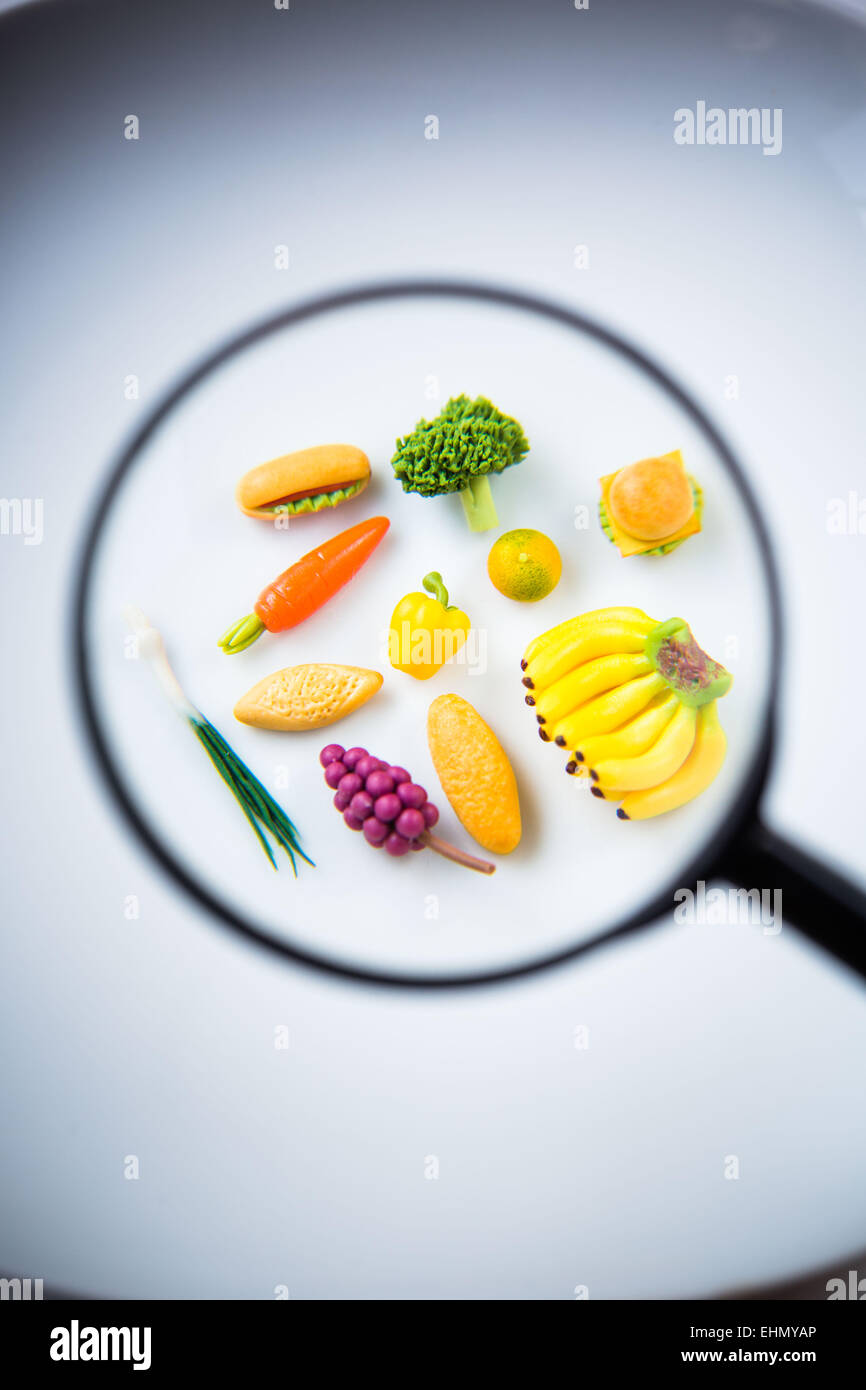 Il cibo e la lente di ingrandimento. Foto Stock